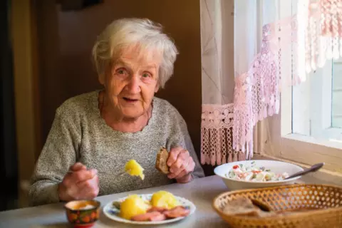 Питание пожилых людей — сбалансированный рацион, полезные продукты и уход