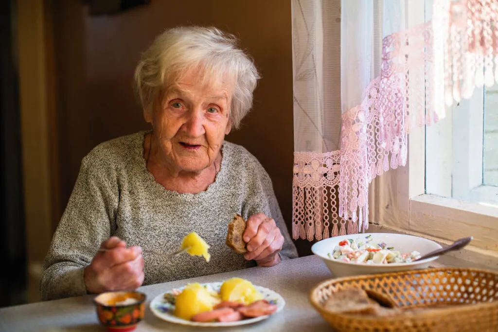 Питание пожилых людей — сбалансированный рацион, полезные продукты и уход